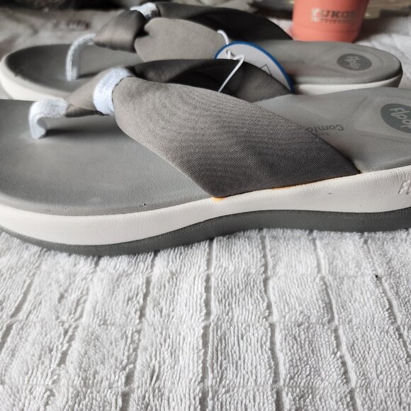 Elevate your summer footwear with these Floopi womens flip flops in white and gr - Picture 4 of 6